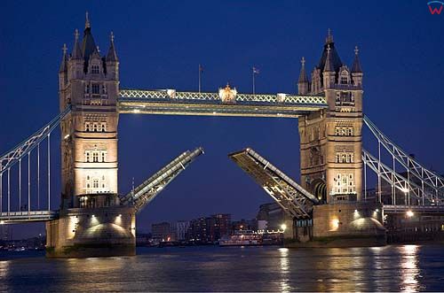 Londyn. Tower Bridge w trakcie otwierania przęseł.